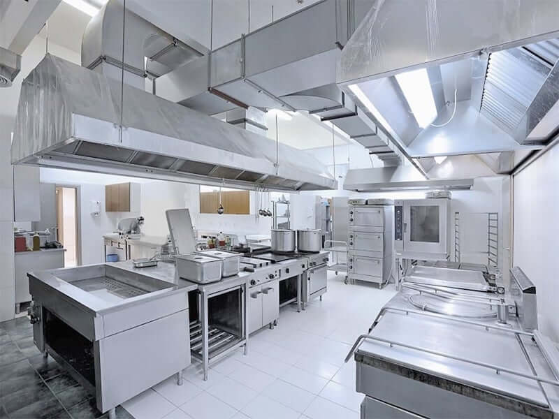 Hệ thống hút mùi và bếp công nghiệp giúp loại bỏ khói, mùi và dầu mỡ hiệu quả, đảm bảo không gian thông thoáng, an toàn vệ sinh và nâng cao trải nghiệm khách hàng