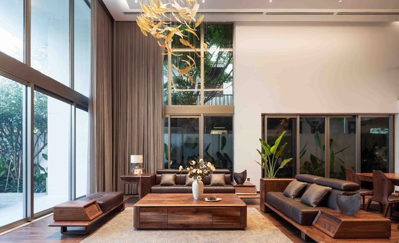 Biệt thự gỗ óc chó nổi bật nhờ vân sâu sang trọng, màu nâu trầm đẳng cấp, độ ổn định cao, ít cong vênh, bền đẹp theo thời gian