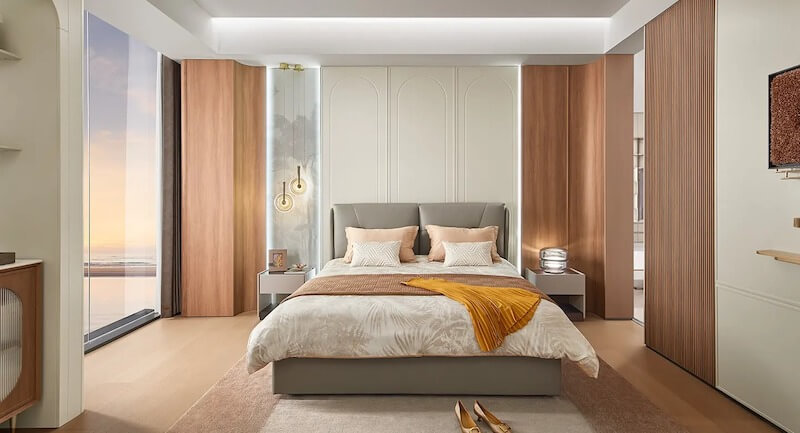 Hệ tủ gỗ óc chó bo cong mềm mại ôm trọn đầu giường, kết hợp mảng tường phào chỉ nhẹ nhàng tạo cảm giác ấm áp, sang trọng nhưng vẫn thư thái và riêng tư
