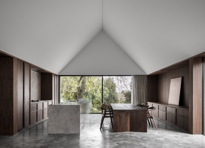 Penthouse mang phong cách hiện đại tối giản, nổi bật với hệ tủ và bàn gỗ óc chó liền khối kết hợp kính Low-E khổ lớn, tối ưu ánh sáng tự nhiên nhưng vẫn đảm bảo cách nhiệt