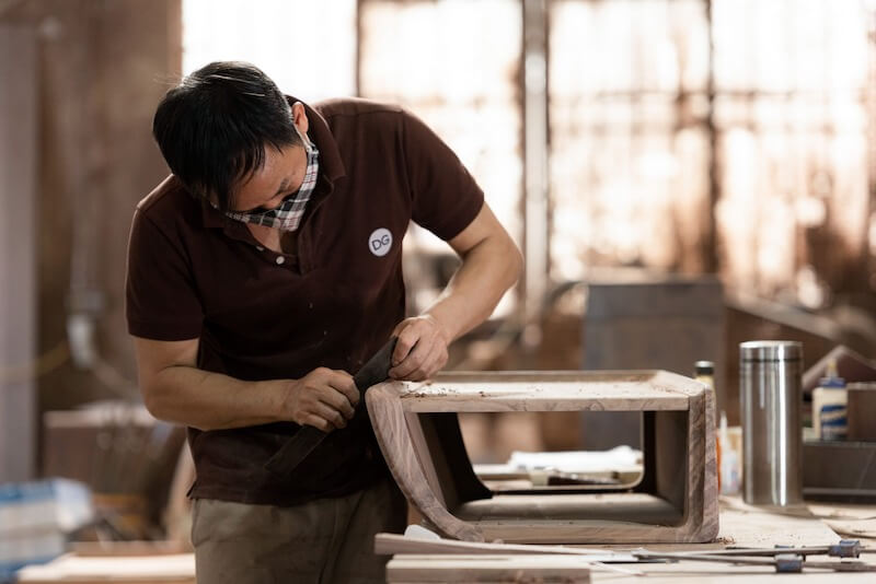 Nghệ thuật chế tác tinh xảo giúp tôn vinh vân gỗ độc bản, tạo đường cong chuẩn xác, nâng tầm thẩm mỹ và đảm bảo độ bền bền vững lâu dài 