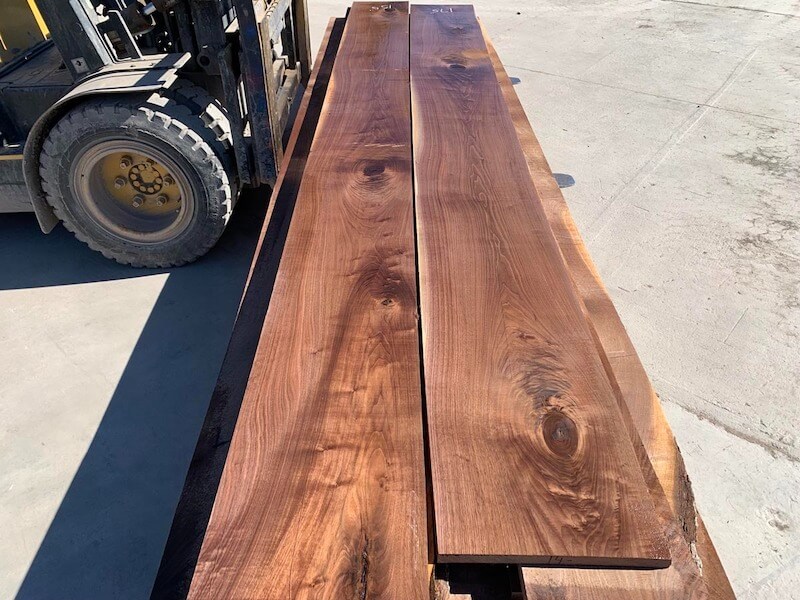 Sơn Inchem 5-7 lớp bảo vệ bề mặt tối đa, chống trầy xước, kháng ẩm, giữ màu bền lâu và làm nổi bật chiều sâu vân gỗ tự nhiên