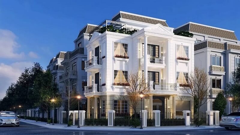 Ánh sáng vàng từ các khung cửa lớn tôn lên vẻ bề thế của công trình, giúp dinh thự trở nên nổi bật và đẳng cấp giữa không gian đô thị