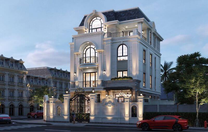 Ánh sáng kiến trúc được bố trí tinh tế trên mặt tiền, kết hợp cổng sắt mỹ thuật và hàng rào cổ điển, tôn lên vẻ bề thế và đẳng cấp