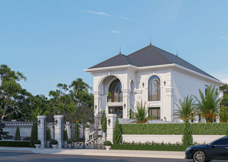 Hệ mái Thái màu xám cùng hàng rào sắt mỹ thuật và khu sân vườn xanh mát giúp tổng thể công trình mang hơi hướng resort châu Âu sang trọng và thư thái