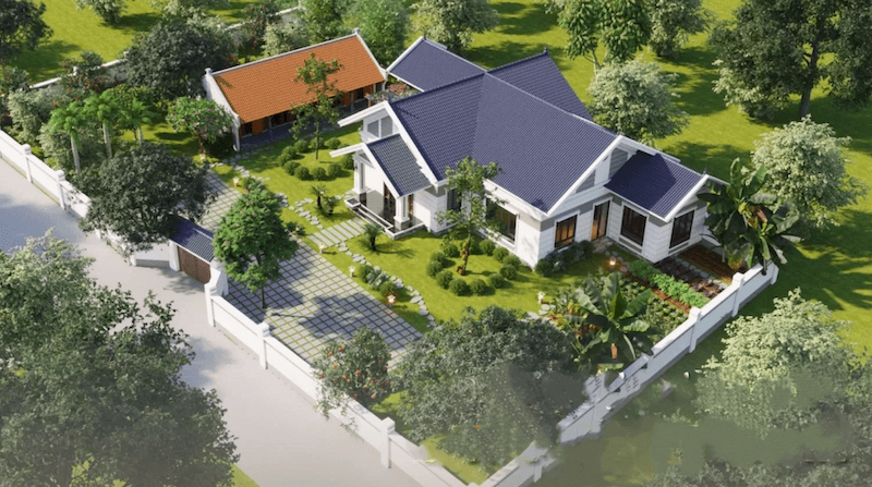 Phần mái dốc màu xanh đậm nổi bật trên nền tường sáng, kết hợp sân vườn, khu trồng cây và nhà phụ phía sau tạo nên không gian sống yên bình, gần gũi thiên nhiên