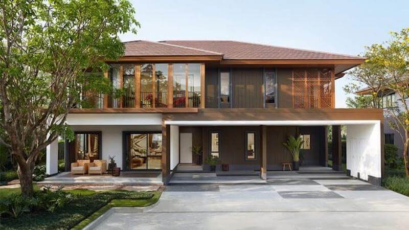 Không gian sân trước rộng rãi, kết nối hài hòa với cây xanh xung quanh, giúp ngôi nhà luôn thoáng đãng và gần gũi với thiên nhiên