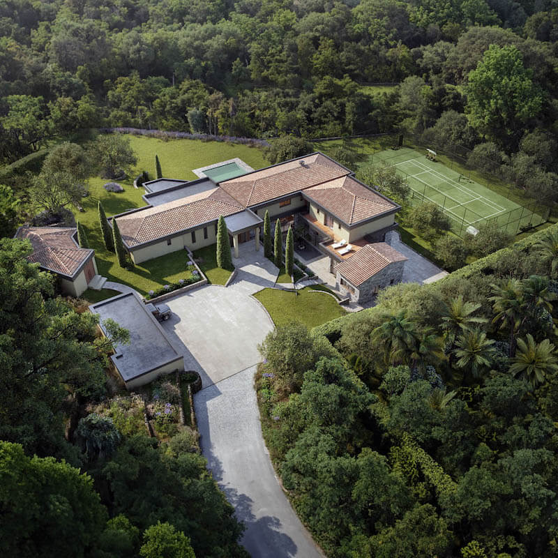 Xung quanh là thảm cỏ, hàng cây cao và cả sân thể thao, mang đến môi trường sống yên tĩnh, thoáng đãng và đầy đủ tiện nghi cho sinh hoạt lẫn thư giãn