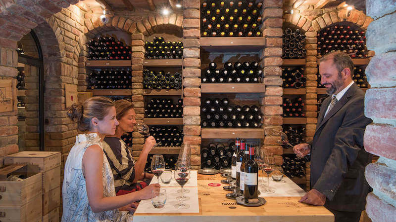 Nhà hàng rượu vang phong cách hầm rượu châu Âu nổi bật với không gian mái vòm, gạch trần, gỗ sồi ấm cúng, ánh sáng dịu và trải nghiệm sang trọng, riêng tư