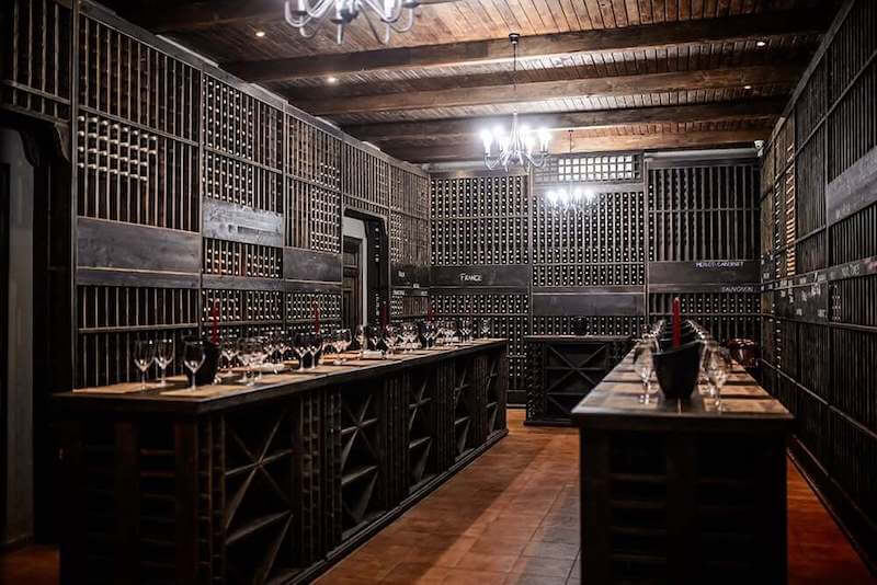 Khu vực Tasting giúp khách trực tiếp trải nghiệm và cảm nhận hương vị rượu dưới hướng dẫn chuyên gia, từ đó tăng giá trị trải nghiệm và khả năng bán rượu