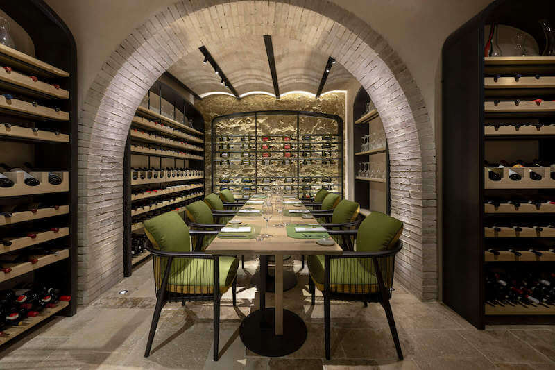 Phòng VIP giúp tạo không gian riêng tư, sang trọng cho khách cao cấp, đồng thời kiểm soát mùi cigar và nâng cao trải nghiệm thưởng rượu đẳng cấp