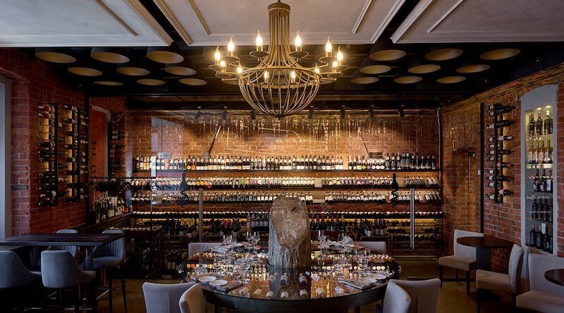 Cách bố trí mở nhưng vẫn ấm cúng giúp cân bằng giữa yếu tố sang trọng và cảm giác gần gũi khi thưởng rượu