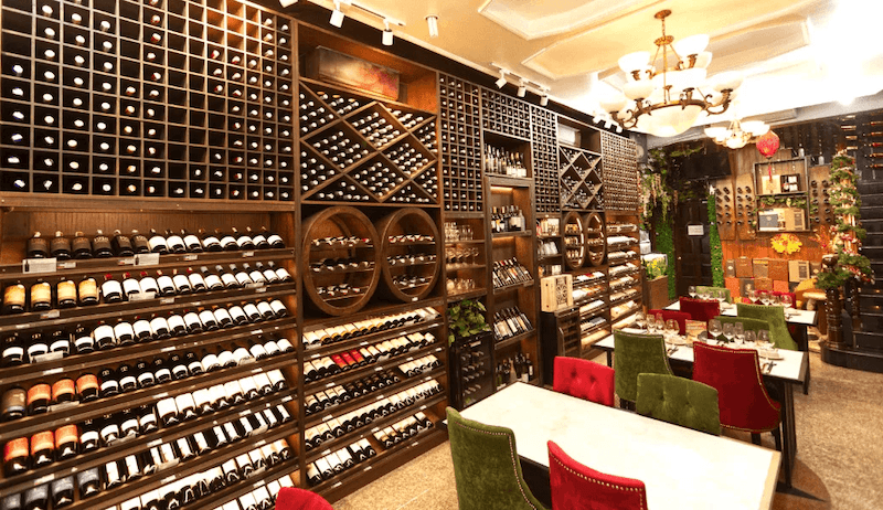 Hệ kệ trưng bày kịch trần không chỉ lưu trữ mà còn tạo điểm nhấn thẩm mỹ cho toàn bộ không gian