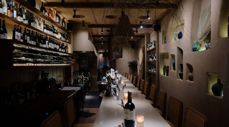 Nội thất kết hợp gỗ tự nhiên, da và đá mang đến cảm giác cao cấp, đồng thời tạo sự cân bằng giữa thẩm mỹ và trải nghiệm sử dụng lâu dài