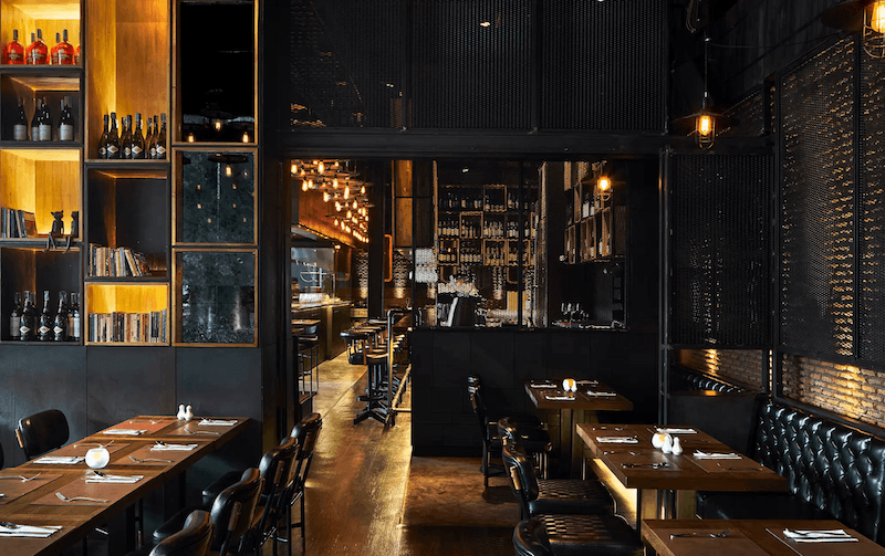 Nhà hàng rượu vang phong cách Wine Lounge hiện đại mang đến không gian mở, sang trọng với kệ kim loại, ánh sáng LED, phù hợp trải nghiệm trẻ trung, check-in