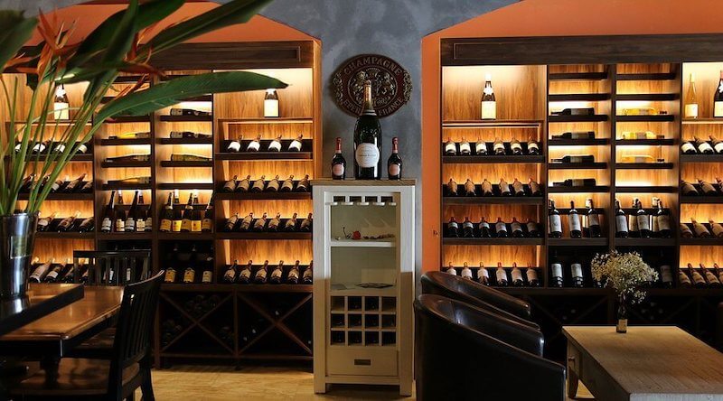 Bố cục không gian mở nhưng được phân khu hợp lý, đảm bảo sự riêng tư cần thiết cho từng nhóm khách khi thưởng thức rượu và trò chuyện