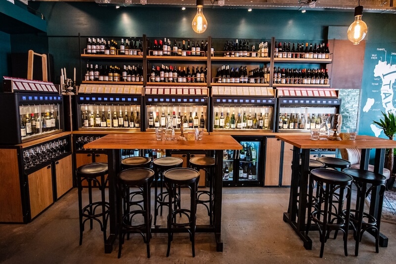 Kệ rượu được thiết kế chắc chắn, đặt chai nằm ngang để giữ ẩm nút bần, tránh không khí lọt vào làm ảnh hưởng đến chất lượng rượu