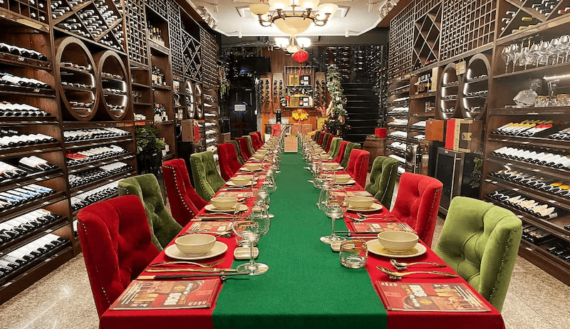 Ghế ngồi bọc da êm ái giúp khách hàng cảm thấy thoải mái khi ngồi lâu, đặc biệt trong các buổi thử rượu hoặc gặp gỡ đối tác