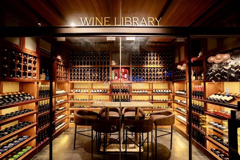 Việc bố trí các lớp ánh sáng khác nhau giúp tạo chiều sâu, phân tách khu vực và nâng cao trải nghiệm thị giác trong không gian nhà hàng