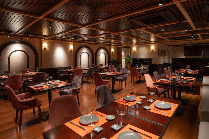 Sàn gỗ hoặc sàn đá tối màu được lựa chọn nhằm tăng độ sang trọng, đồng thời giảm phản xạ ánh sáng để không ảnh hưởng đến trải nghiệm thị giác