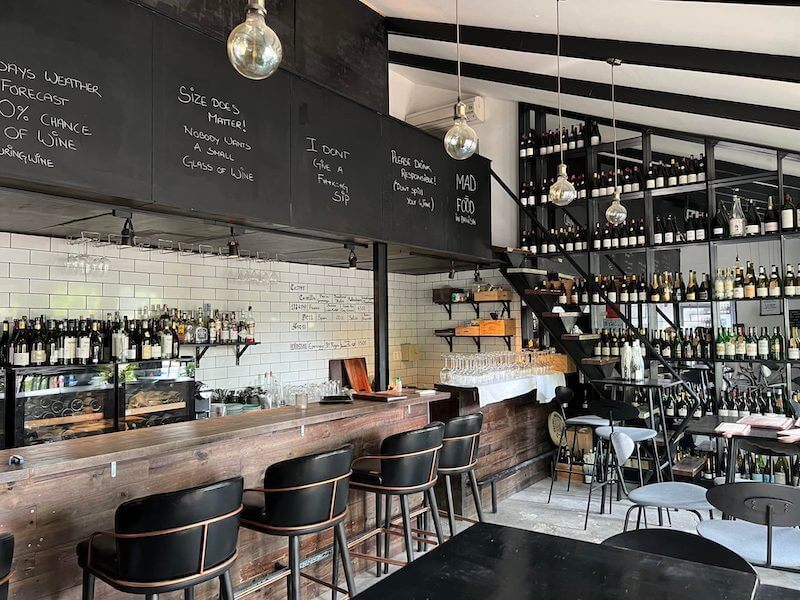 Thiết kế trần cao kết hợp đèn thả giúp mở rộng không gian, tạo cảm giác thoáng đãng nhưng vẫn giữ được sự sang trọng đặc trưng của nhà hàng rượu vang