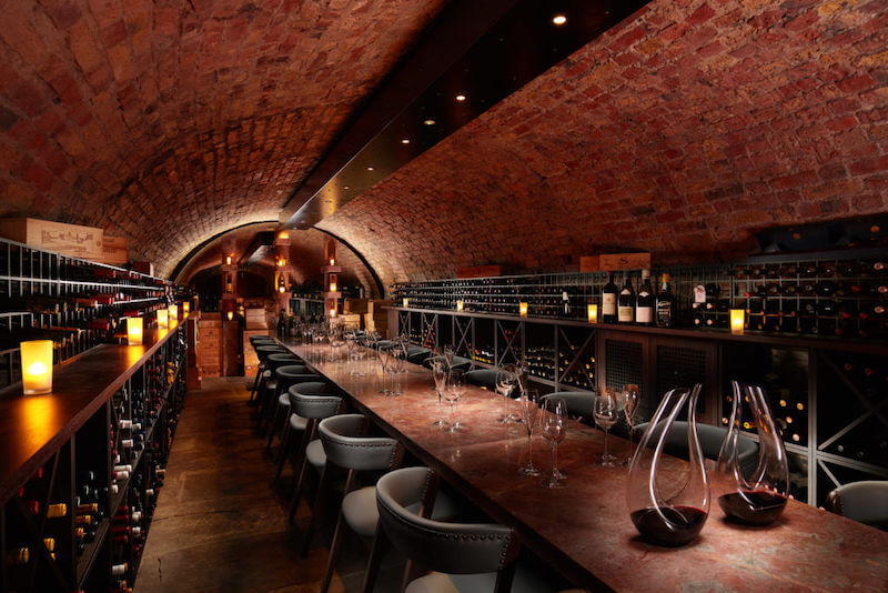 Nhà hàng rượu vang phong cách Industrial mang vẻ thô mộc, mạnh mẽ với bê tông mài, thép đen, ống lộ thiên, tạo không gian cá tính, hiện đại, phóng khoáng