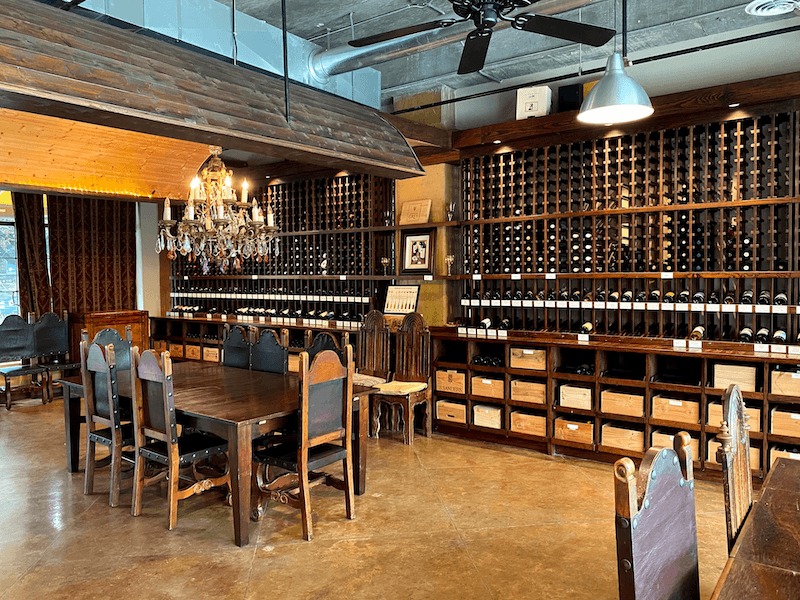 Kiểm soát nhiệt độ và độ ẩm giúp rượu vang giữ ổn định hương vị, tránh oxy hóa, ngăn hư hỏng và đảm bảo chất lượng trong suốt quá trình lưu trữ, trưng bày