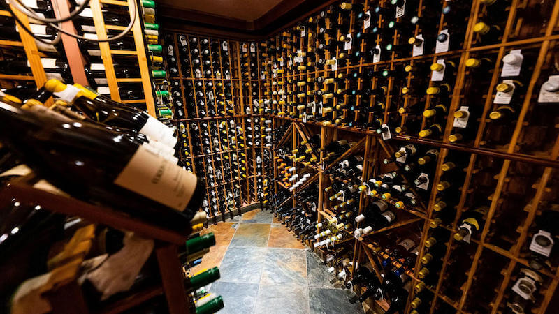 Cần tránh tia UV và ánh nắng trực tiếp chiếu vào, ưu tiên đèn LED ánh vàng, cường độ thấp để bảo vệ rượu và vẫn đảm bảo thẩm mỹ không gian