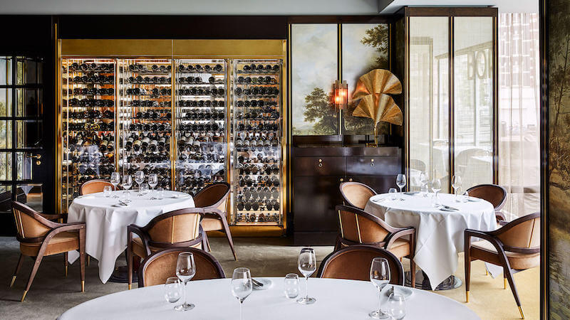 Kệ rượu nên được cố định chắc chắn vào tường hoặc sàn, tránh rung động làm xáo trộn cấu trúc rượu và ảnh hưởng hương vị