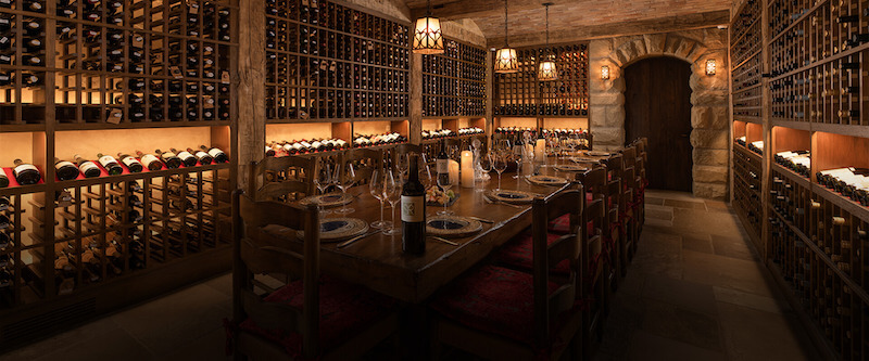 Kệ rượu nên thiết kế dạng nằm ngang để giữ ẩm nút bần, kết hợp kệ nghiêng trưng bày nhãn, đồng thời đảm bảo chắc chắn và thẩm mỹ cao