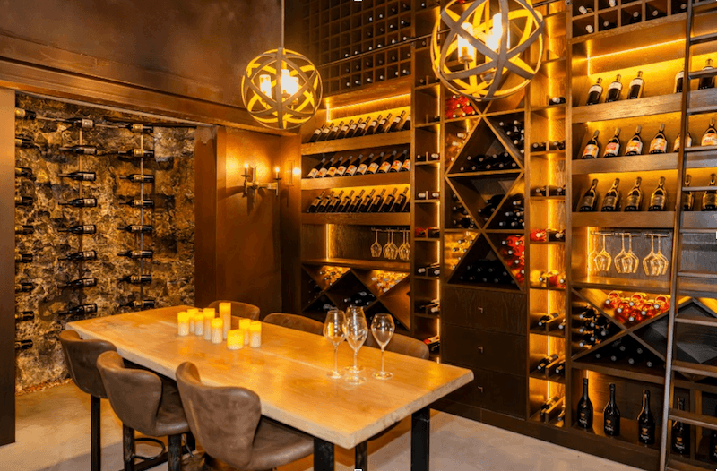 Bàn ghế nên ưu tiên ghế bọc da êm ái hoặc ghế bar cao, kết hợp bàn gỗ hoặc mặt đá tối màu để tạo cảm giác sang trọng, thoải mái