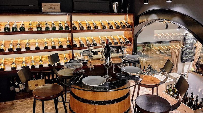 Decor từ phụ kiện rượu nên tận dụng thùng gỗ sồi, nút bần và ly pha lê để tạo điểm nhấn, tăng tính thẩm mỹ và “vibe” sang trọng cho không gian