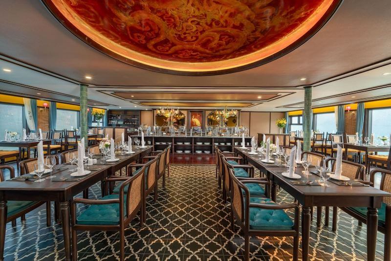 Sàn gạch họa tiết cổ điển cùng cách bố trí bàn dài trang trọng tạo nên không gian sang trọng, đậm nét văn hóa bản địa pha trộn tinh thần kiến trúc Pháp