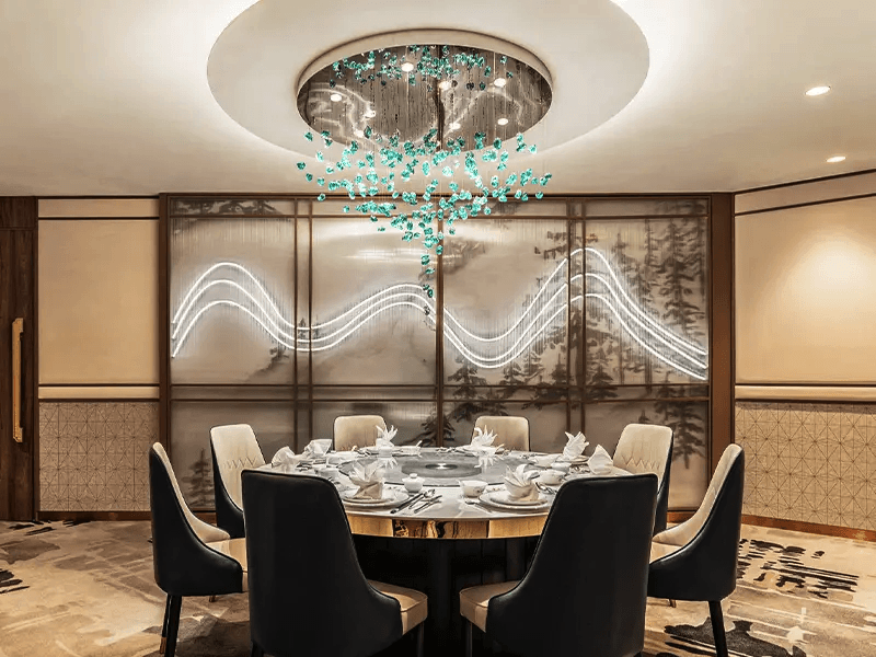 Phòng VIP là yếu tố không thể thiếu trong thiết kế nhà hàng sang trọng vì mang đến không gian riêng tư, yên tĩnh cho khách tiếp khách, họp mặt hoặc tổ chức tiệc thân mật