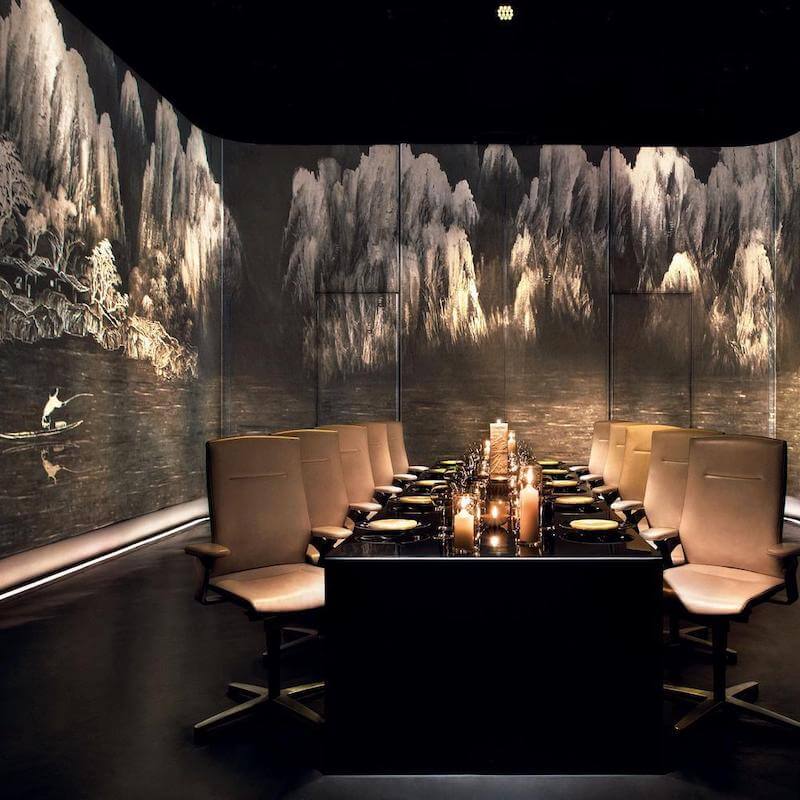 Âm thanh cần được kiểm soát ở mức thấp, kết hợp vật liệu tiêu âm như thảm, rèm, trần tiêu âm để giảm vang, tạo không gian yên tĩnh, dễ trò chuyện