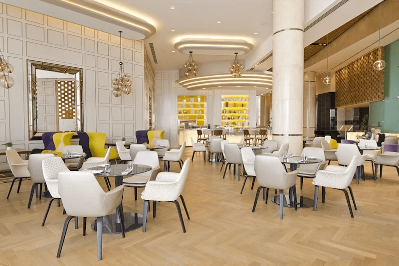 Nên thiết kế luồng di chuyển tách biệt giữa khách và nhân viên, với lối đi thông thoáng từ sảnh, bàn ăn, khu vệ sinh