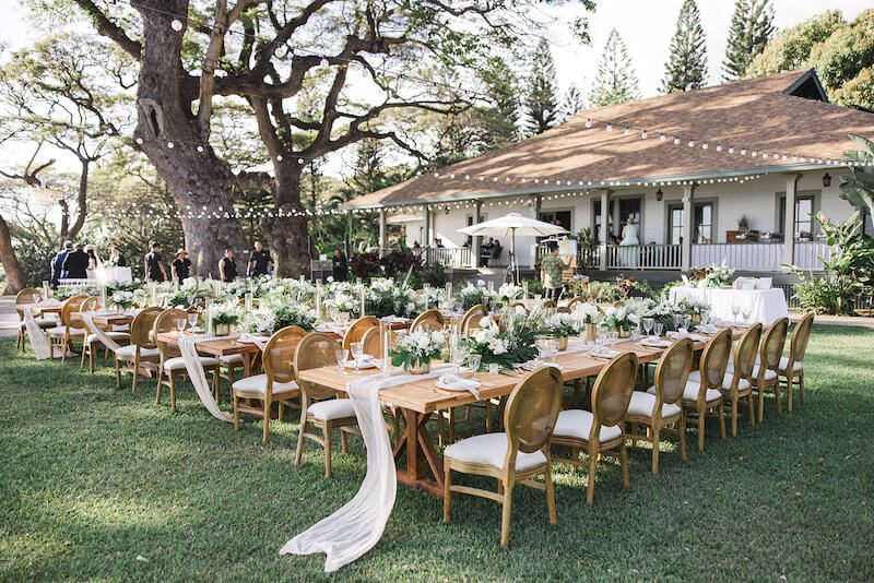 Không gian sân vườn kết hợp hài hòa cùng kiến trúc nhà trắng thanh lịch, làm nền hoàn hảo cho buổi tiệc ngoài trời