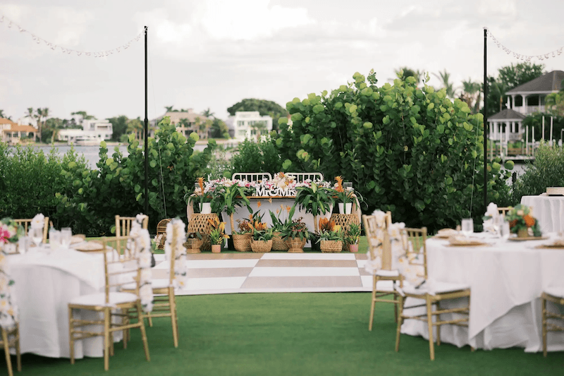 Tông trắng - xanh chủ đạo kết hợp ghế vàng ánh kim tạo nên tổng thể thanh lịch, hài hòa với thiên nhiên xung quanh