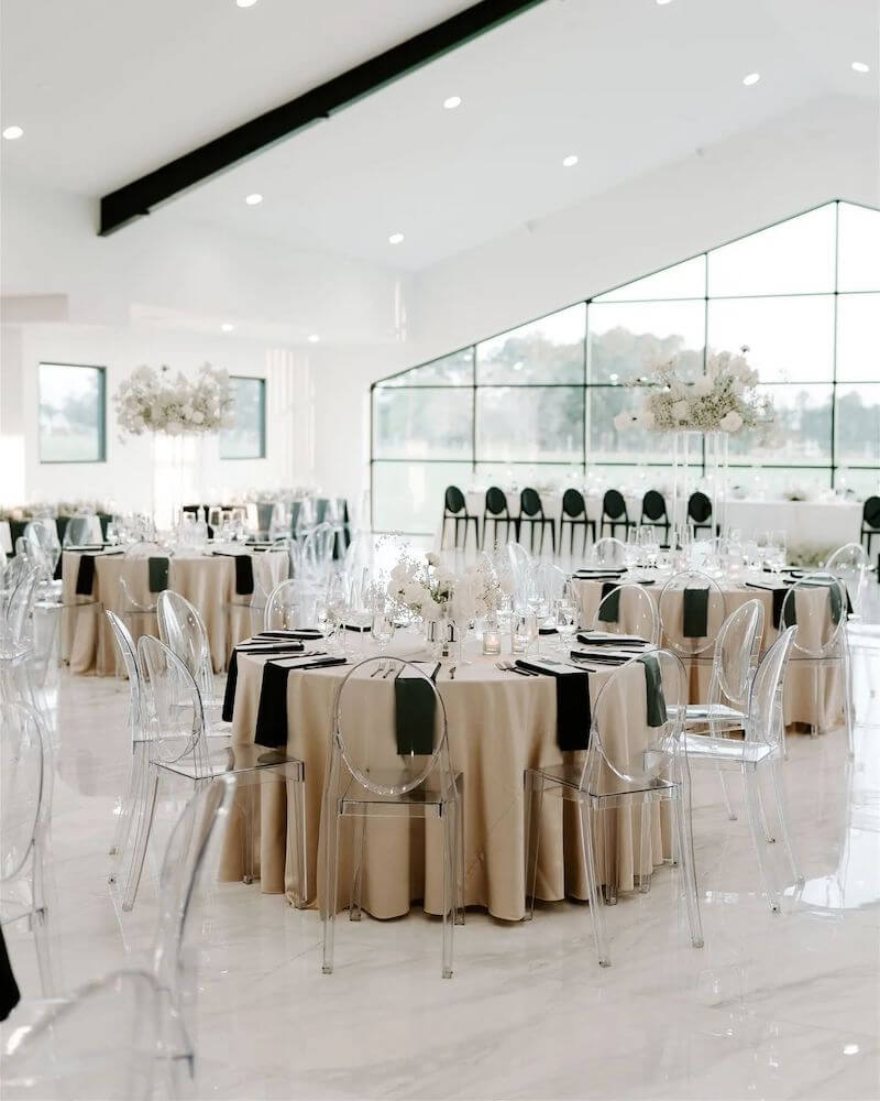 Bàn tròn phủ khăn màu nude kết hợp runner đen tạo điểm nhấn tinh tế, giữ trọn tinh thần thanh lịch và hiện đại