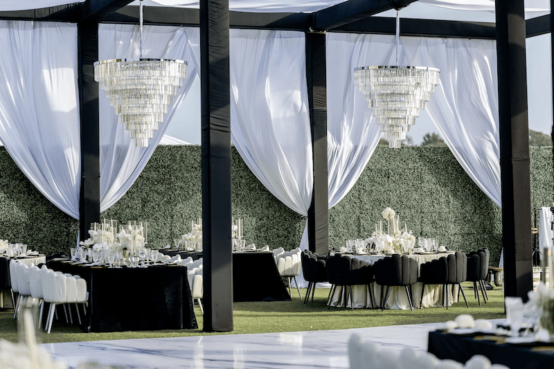 Hệ khung cột đen mạnh mẽ kết hợp rèm voan trắng mềm mại mang lại sự cân bằng giữa cứng cáp và uyển chuyển