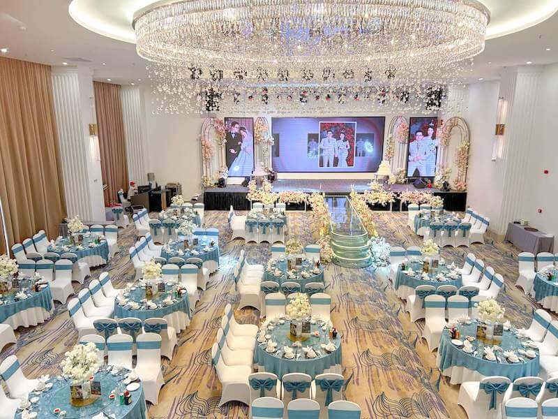 Diện tích sảnh tiệc quyết định độ thoải mái, lối di chuyển, bố trí bàn ghế và mức độ riêng tư, ảnh hưởng trực tiếp trải nghiệm khách mời