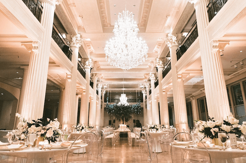 Không gian Tân cổ điển sang trọng với cột Corinth cao vút, đèn chùm pha lê lộng lẫy, trần phào chỉ tinh xảo và ánh sáng vàng ấm đầy quý phái