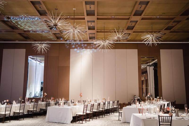 Cần đảm bảo âm thanh rõ ràng, tránh vang dội, hạn chế ồn ào ảnh hưởng trải nghiệm khách và cư dân xung quanh, nâng cao chất lượng dịch vụ tiệc cưới.