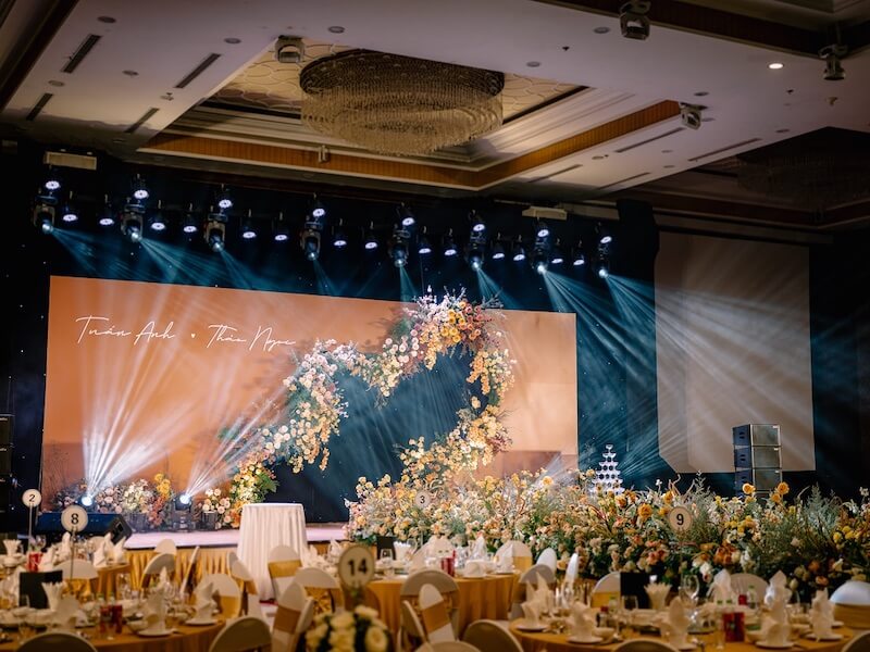 Hệ thống chiếu sáng chuyên nghiệp giúp tôn không gian, tạo cảm xúc, làm nổi bật nghi lễ, đảm bảo hình ảnh đẹp và nâng tầm trải nghiệm khách mời