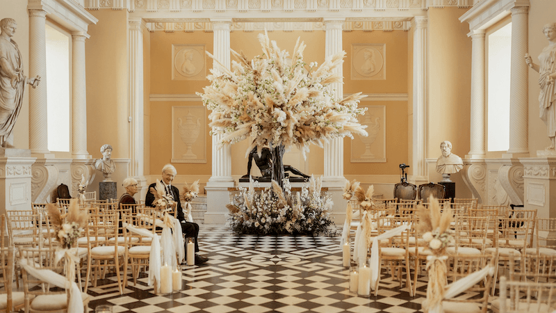 Gam màu vàng kem ấm áp hòa cùng ánh nến dịu nhẹ, làm nổi bật vẻ quý phái, sang trọng và chiều sâu kiến trúc cổ điển