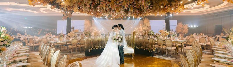 Sảnh tiệc khai thác công nghệ ánh sáng lập trình, kết hợp decor hoa trần quy mô lớn tạo hiệu ứng thị giác choáng ngợp