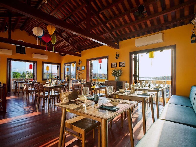 Trần gỗ lộ kết cấu kết hợp cùng những chiếc đèn lồng nhiều màu sắc tạo nên bầu không khí hoài niệm, gợi nhớ kiến trúc nhà cổ trong phố Hội