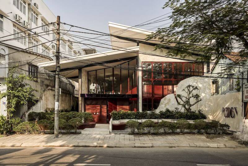 Gam màu trung tính kết hợp cùng khung cửa đỏ tạo điểm nhấn thị giác nổi bật, vừa hiện đại vừa gợi liên tưởng đến kiến trúc truyền thống Việt