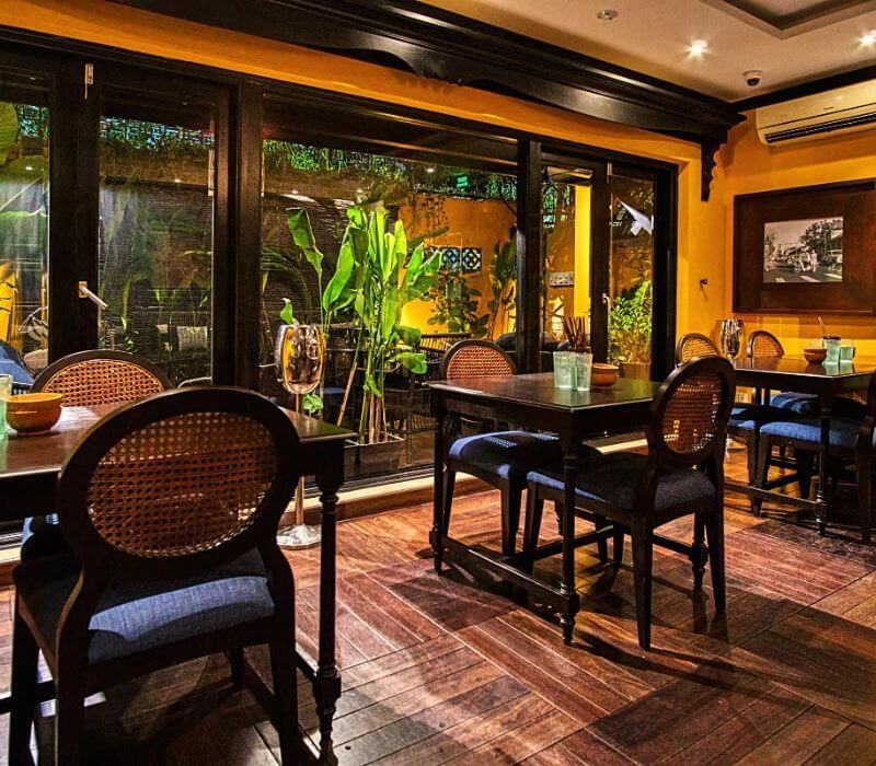 Gam màu ấm và ánh sáng vàng tạo cảm giác gần gũi, ấm cúng, tôn lên vẻ đẹp món ăn Việt, đồng thời gợi không khí truyền thống, thân thiện cho thực khách