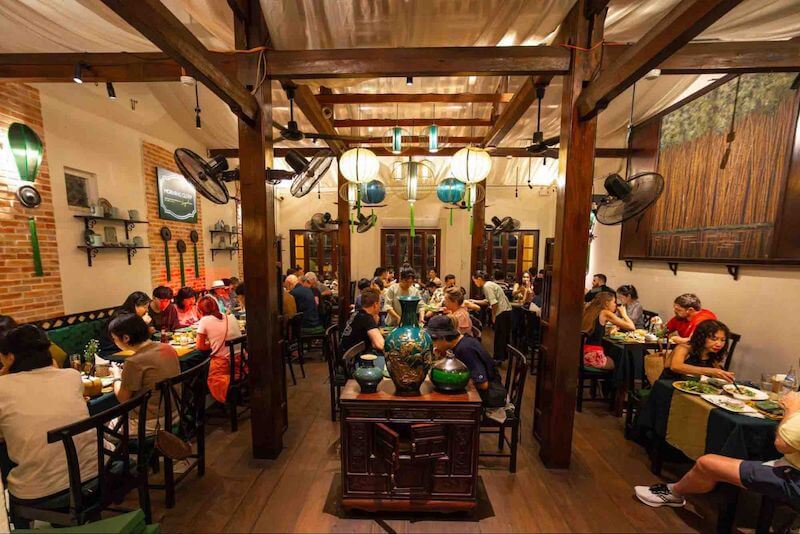 Đồ thủ công mỹ nghệ giúp không gian đậm bản sắc Việt, tăng tính thẩm mỹ, tạo điểm nhấn văn hóa, mang lại trải nghiệm độc đáo và cảm giác gần gũi